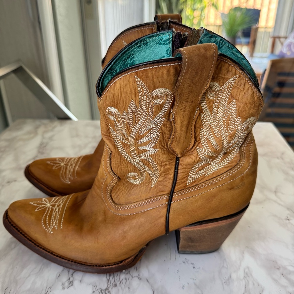 Corral handcrafted cowhide and leather cowboy cowgirl boots Sz 10